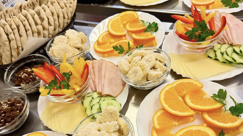 En färgrik buffé av frukt och grönsaker.